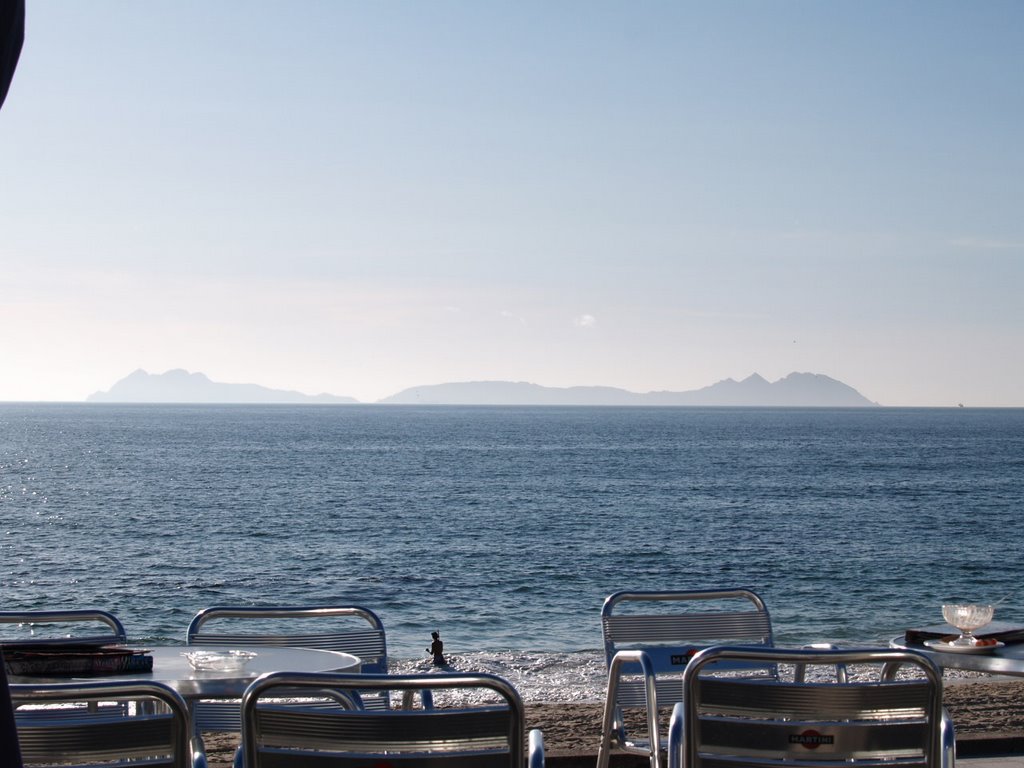 Las islas Cíes tomando un café en Samil. by Alberto Romero Feijo…