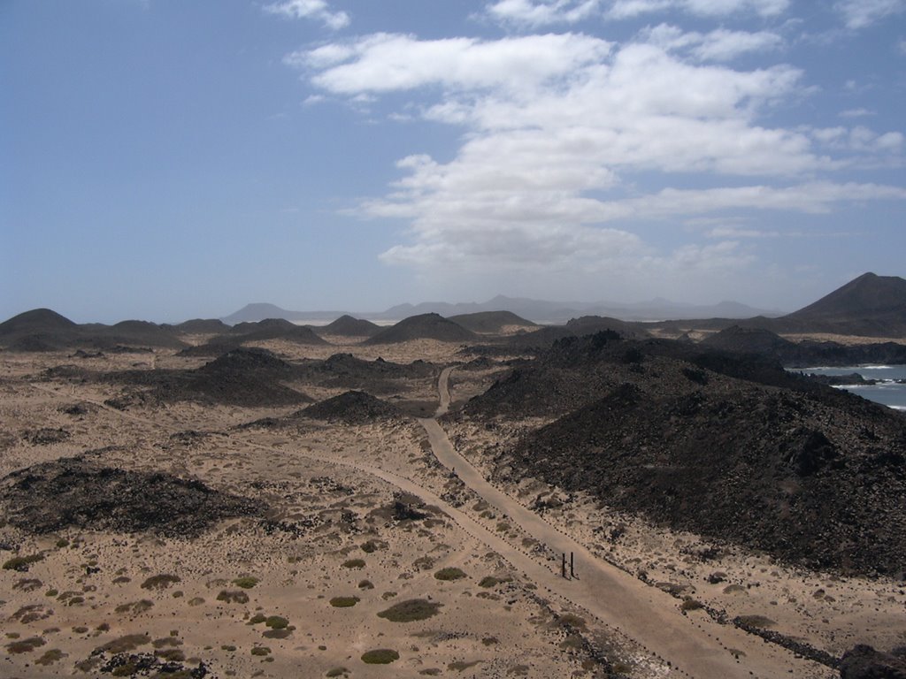 Lobos, Los Hornitos, y Fuerteventura al fondo by tejinero