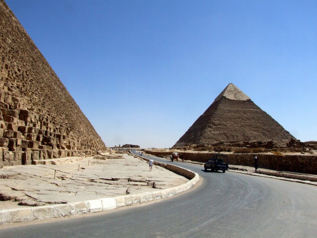 Giza by Marek Grausz