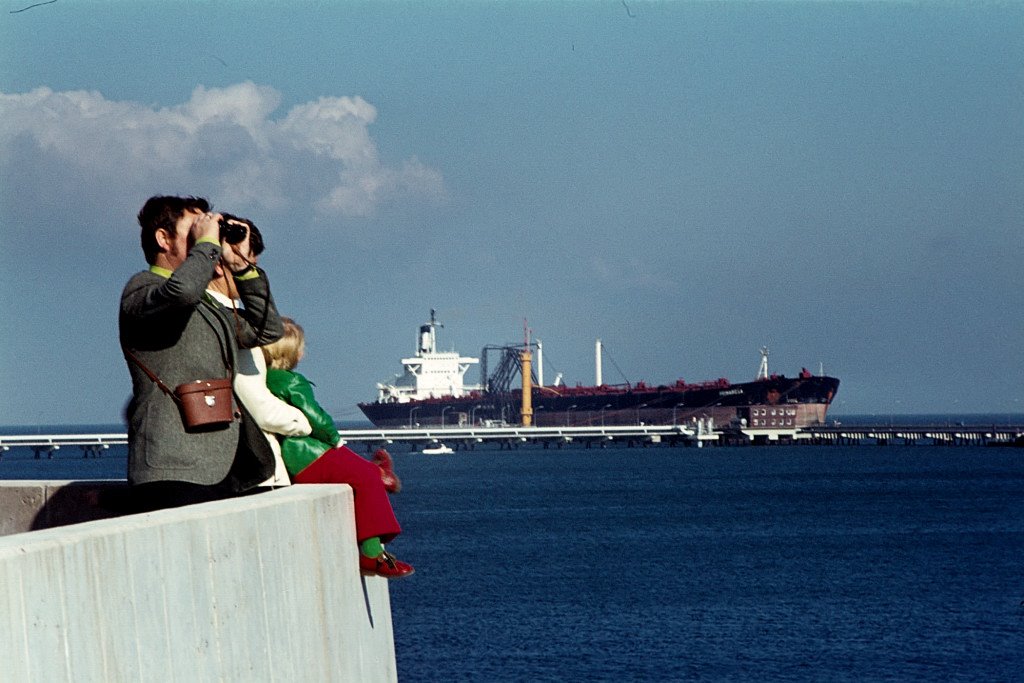 Tankerentladung am Ölhafen by khopan