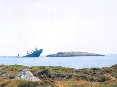 Shipwreck off Diakofti by garethMann