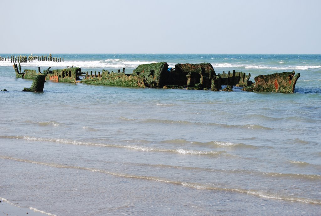 Shipwreck on the beach - Epave du Lord Grey (1917) by gerdvdb