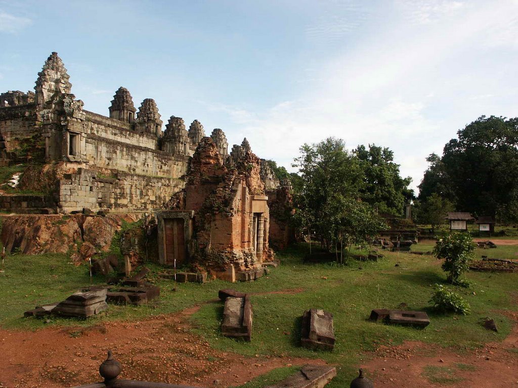 039-Prasat Phnom Bakheng (31.08.2006) by Khmer Search