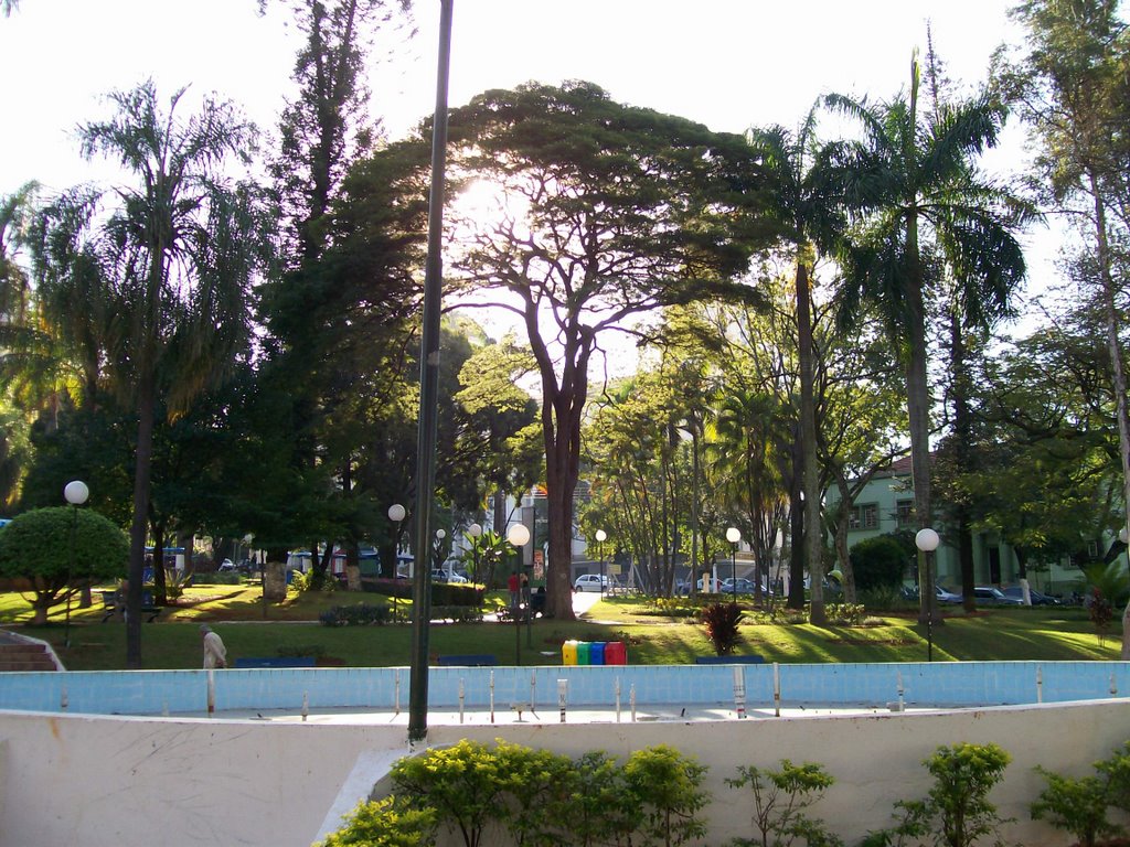 Centro da Praça e Fonte sem água by Cleuza Daros