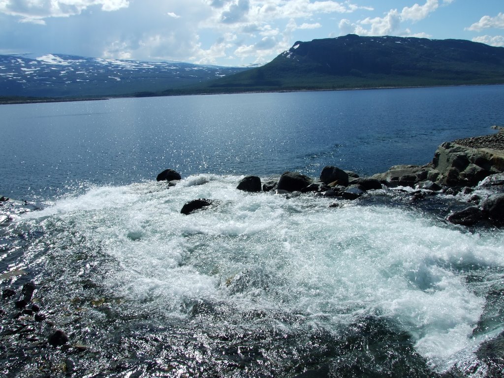 Cold water from melted snow. by ahsberg