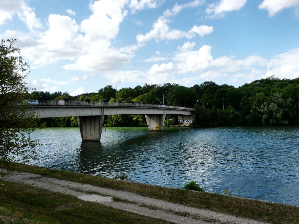 Pont Maréchal Juin à Saint-Fargeau-Ponthierry by thierry LAHIR