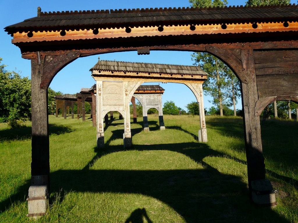 Szejkefürdő székelykapuk/Szekler gates by GyurIca