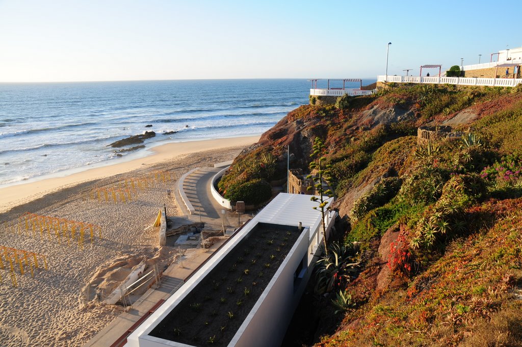 Praia da Mexiolheira em Santa Cruz após as obras de 2008, do lado superior direito pormenor da "meia laranja" by José Carlos Coelho D…