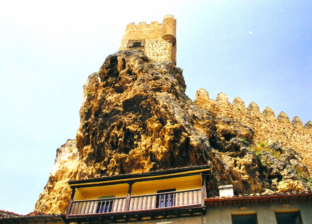 Castillo de Frias. Es uno de los castillos roqueros mas espectaculares de Castilla, se eleva sobre un peñasco conocido como la Muela, asemejandose a un aguila posada oteando el extenso valle de Tobalina, y a escasos metros del rio Ebro sobre el que hay un puente medieval fortificado bastante bien conservado. by perezmontejo