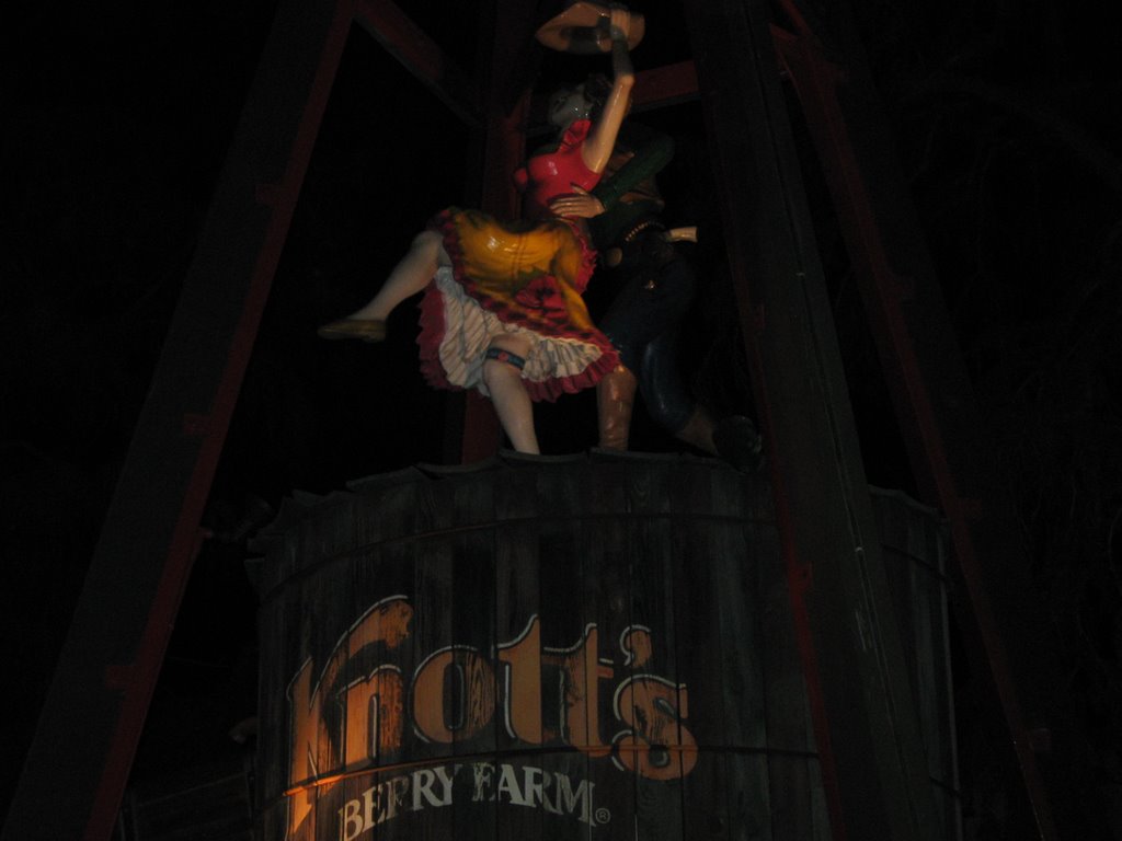 "Ya dejala, guebon" countru dancing atop of a wooden water container, Knott's Berry Farm by jmbarbossa