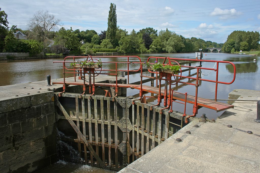 Wehr am Fluss Mayenne by GabiundKlaus