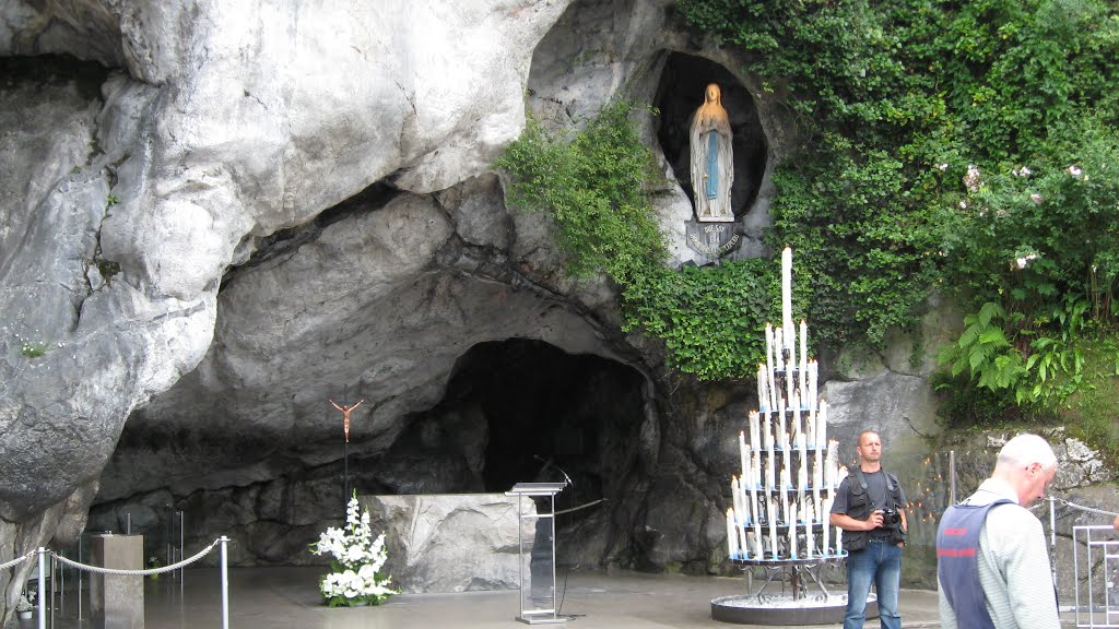 Lourdes - La grotta di Massabielle by Giggiolina1212