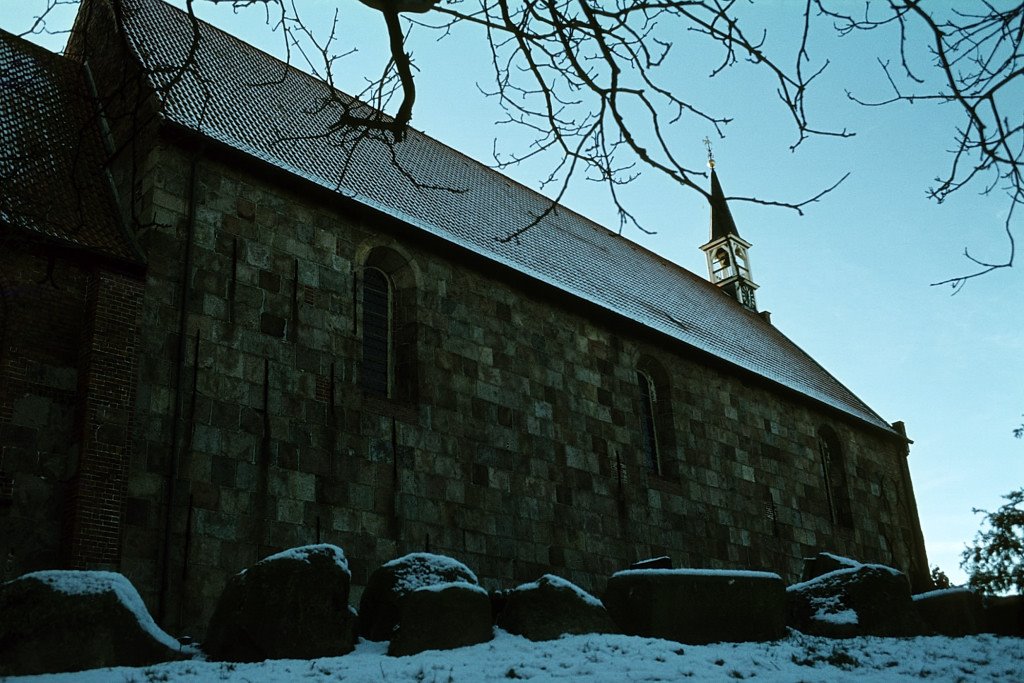 Kirche Sengwarden vom Kirchhof by khopan