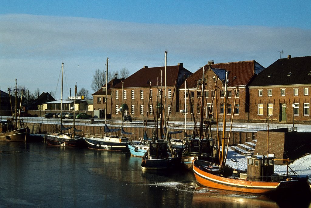 Kutter im Eis im alten Hooksieler Hafen by khopan