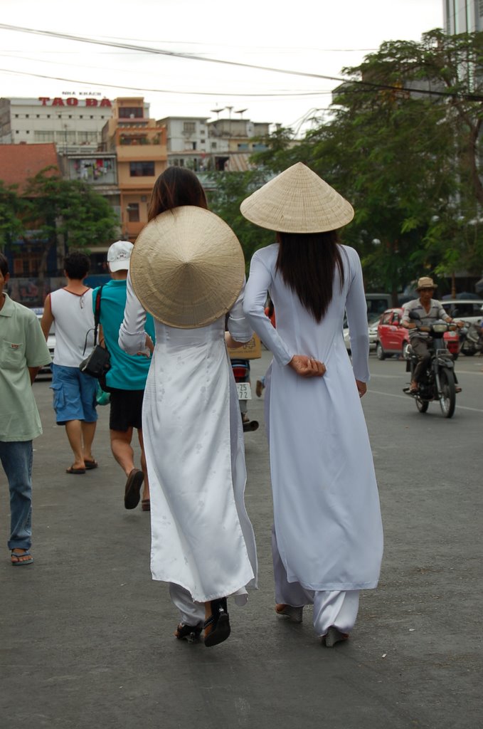 Tenue traditionnelle Vietnamienne by Charles Carrard