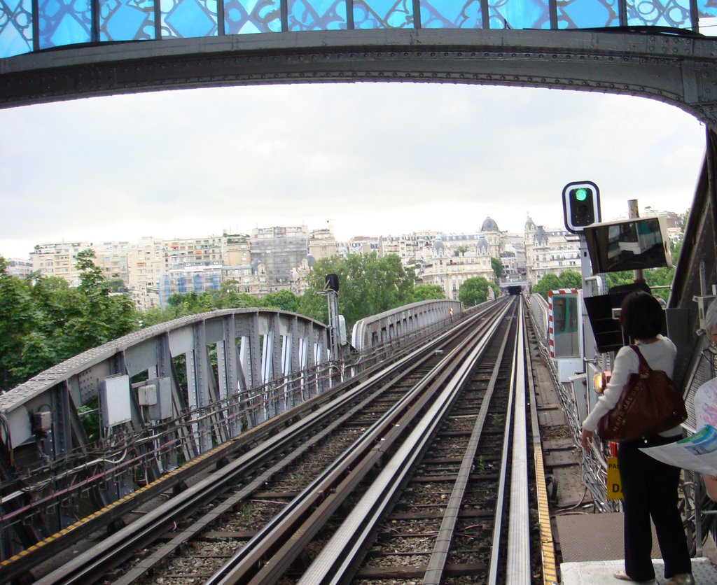 Paris Metro by Stewart Cross