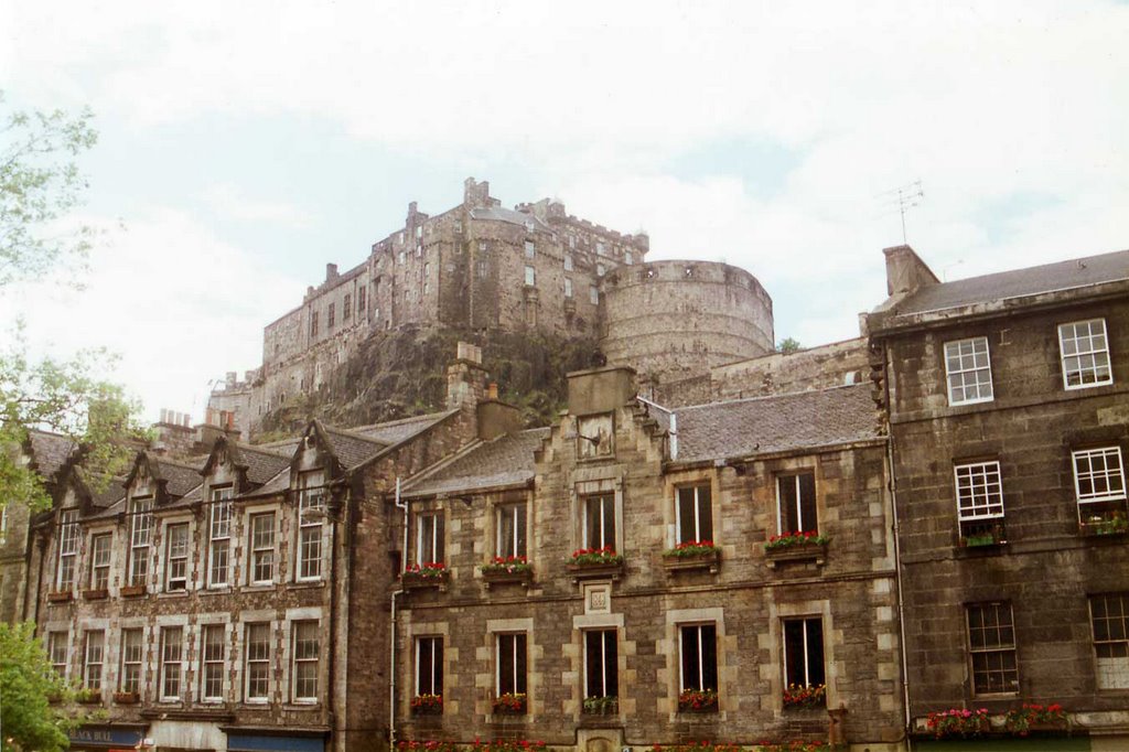 Edinburgh Castle from Grassmarket St. by Guilherme Coelho