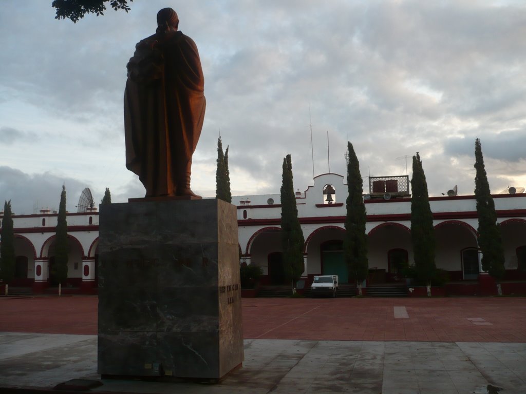 Vigilando la plaza de armas el Gral. Jose Ma. Morelos y Pavon by Heri P. Salazar