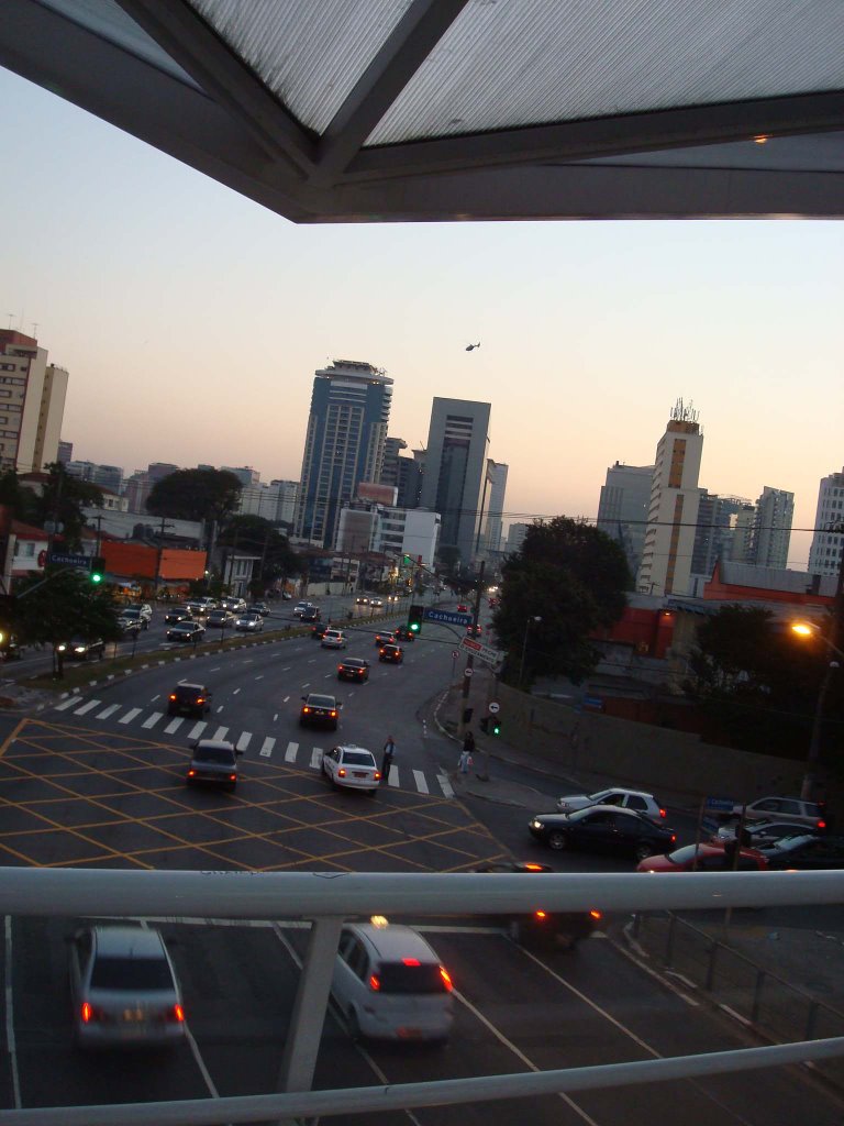 Vista de passarela sobre Av. Juscelino Kubitschek - Itaim by Emiliano Homrich