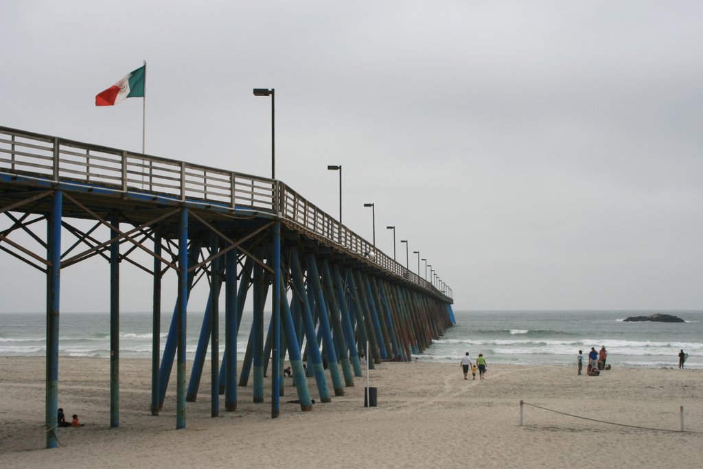 Muelle en Rosarito by Salvador Venegas Esc…