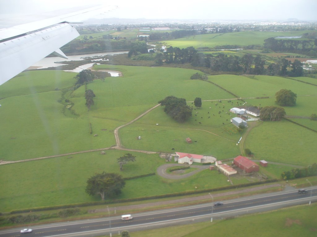 AirNZ landing approach to AKL, with 20B motorway below by moosefly24