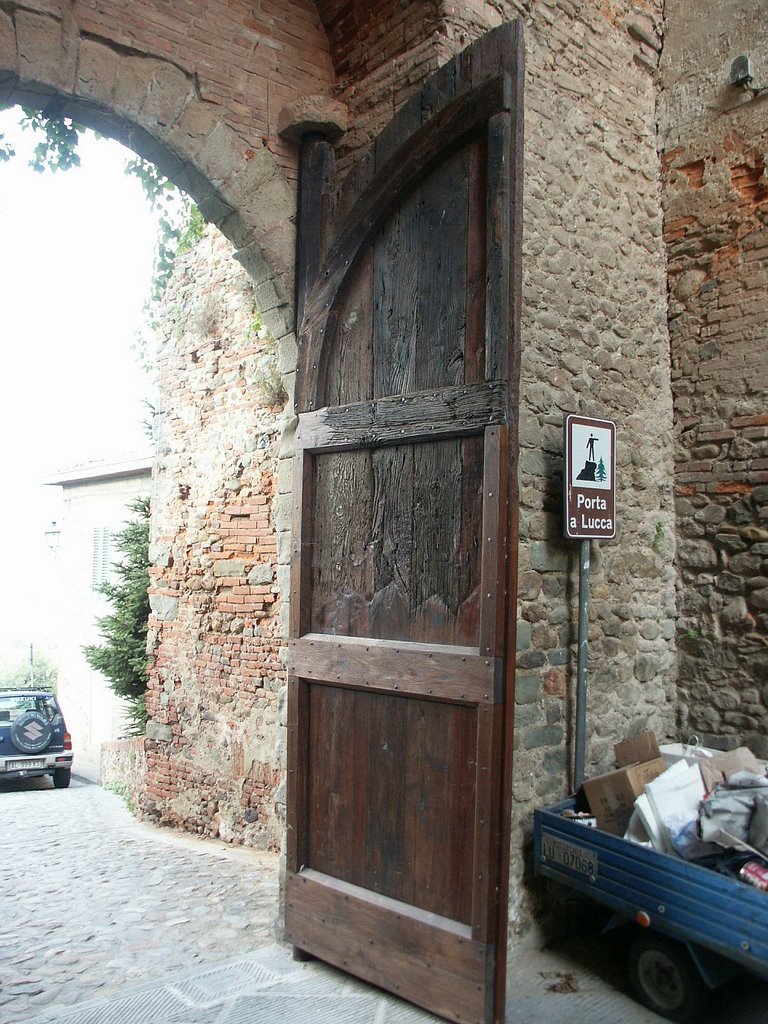 Porta a Lucca a Montecarlo. by Arturo Biondi