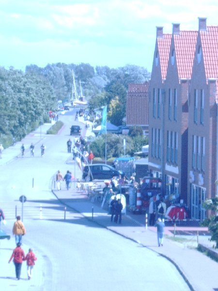 Dörper Weg und im Hintergrund der Frisia Kutter by Marcel Marien