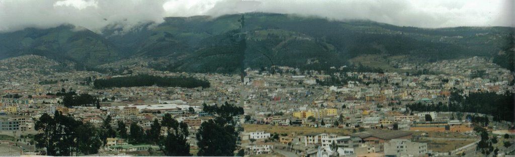 EL NORTE DE QUITO visto desde PONCIANO tomada por Celia Tituaña by Walter Enrique Elizalde Alvarado