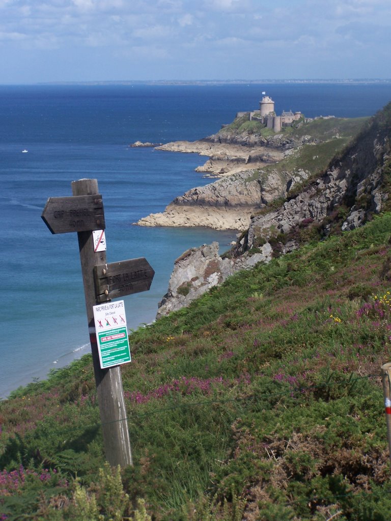 Fort la Latte seen from the cliffs near Cap Frehel by mawabo