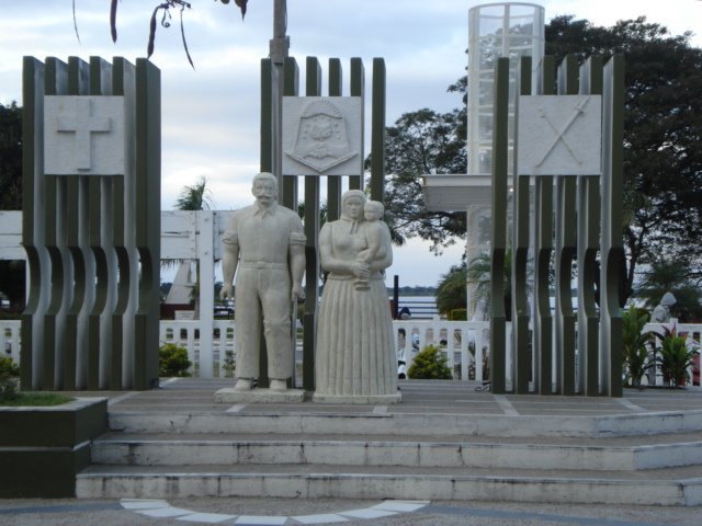 Monumento a Inmigrantes by Alejandro Puente Gle…