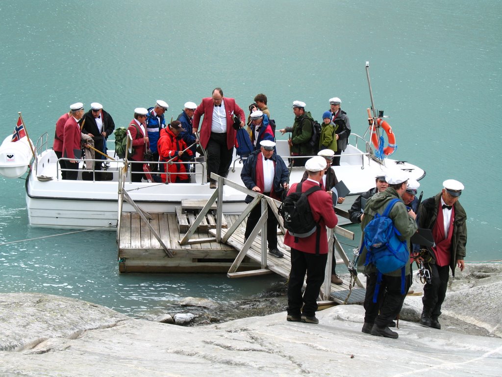 The Band arriving! - Jostedalen by Juca Lodetti