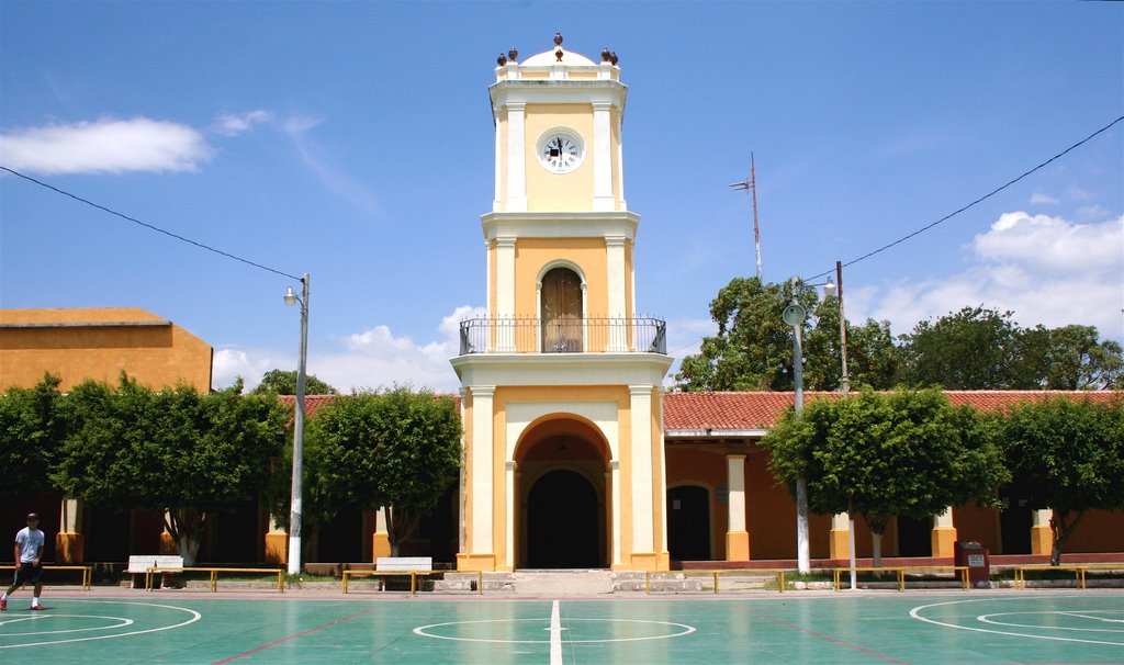 Antiguo Cabildo de Asunción Mita,Jutiapa. El cabildo se comenso a construir en el año de 1898 a 1901 contando hoy con 107 años de antigüedad,el calbildo fue construido en dos faces,la primera fue la de los portales,la segunda es la torre del reloj. Fueron los vecinos DON JUAN ANTONIO PERDOMO, DON ALEJANDRO MENÉNDEZ padre y un tercero,fueron quienes tuvieron la idea de construir ese edificio que ha sido y será orgullo del pueblo MITECO. La obra fué dirigida por el maestro carpintero DON MATEO GAR by EDGARPALMA