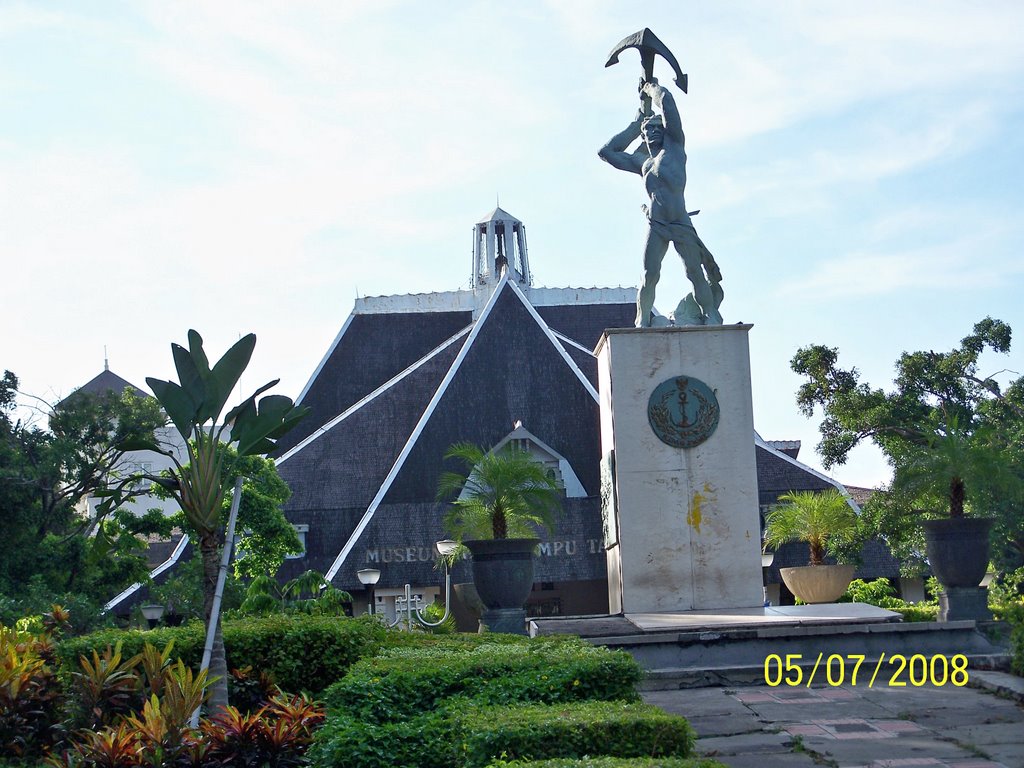 Navy Statue, Surabaya by fauzi