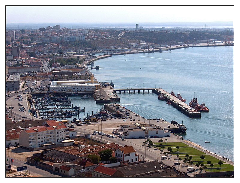 Av. José Mourinho 16, 2900 Setúbal, Portugal by Luis Lourenço