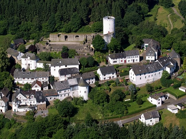 Burg Reifferscheid by Georg May