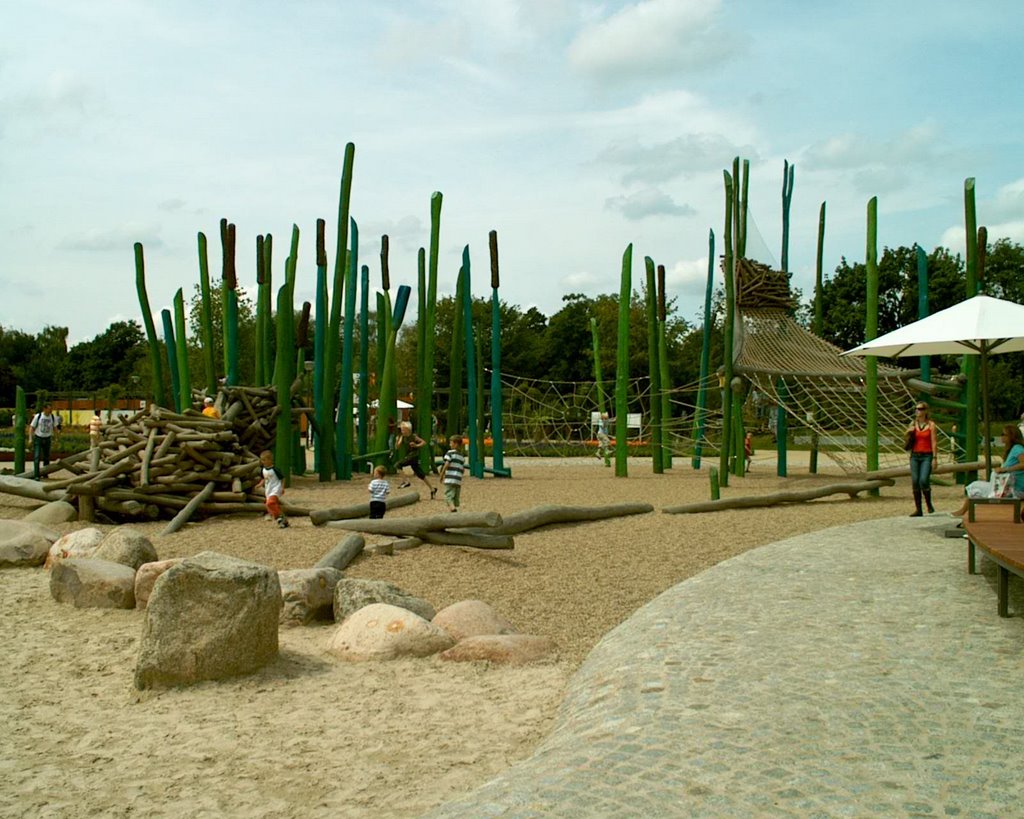 Spielplatz Eingang Mitte by Ronnie Nijrolder