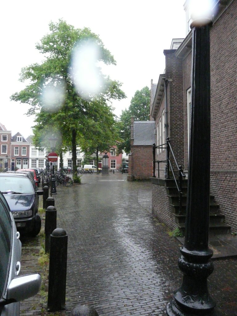 Het Geertekerkhof bij regen, zicht op noordoosten, Utrecht by David Jimmink