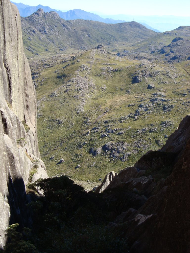 Vista oeste da subida à esquerda ao pico das Agulhas Negras (07/2008) by Urias E. Takatohi