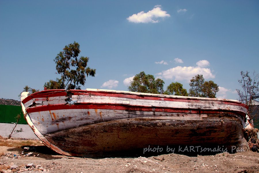 Σπασμένο ψαροκάϊκο στον Σαρωνικό κόλπο. Boat of fisherman broken in the Saronic Gulf by Pan Kartsonakis