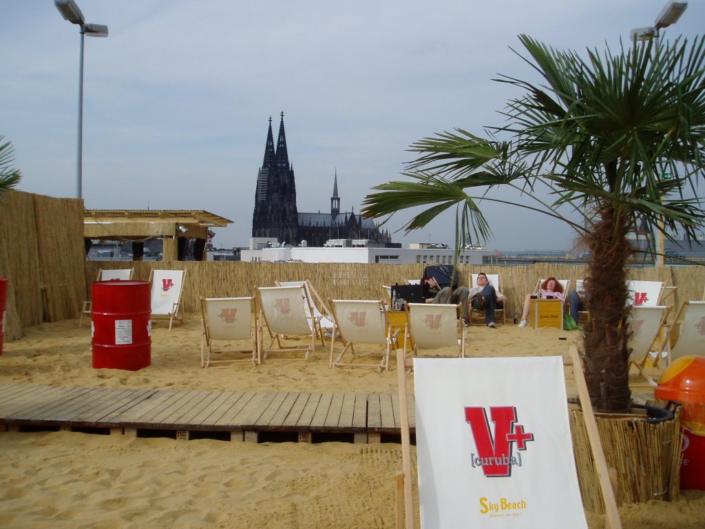 Dom am Strand - Sommer auf dem Parkhaus by mikologne