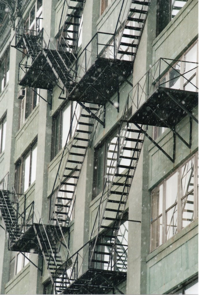 Escaliers de secours sous une petite neige by Tonton Esteban