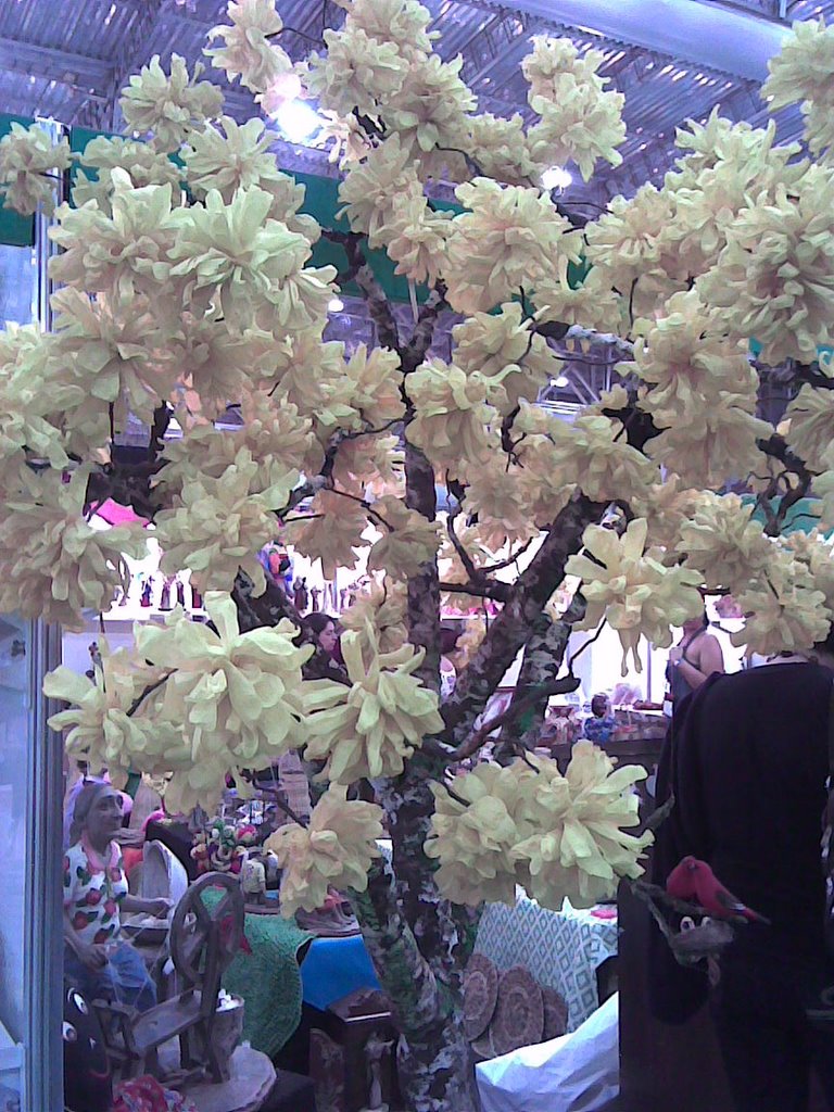 Árvore confeccionada em tecido tnt-FENEARTE (feira nacional e internacional de artesanato)-2008-Recife-Pernambuco-Brasil. by Valéria Amaral