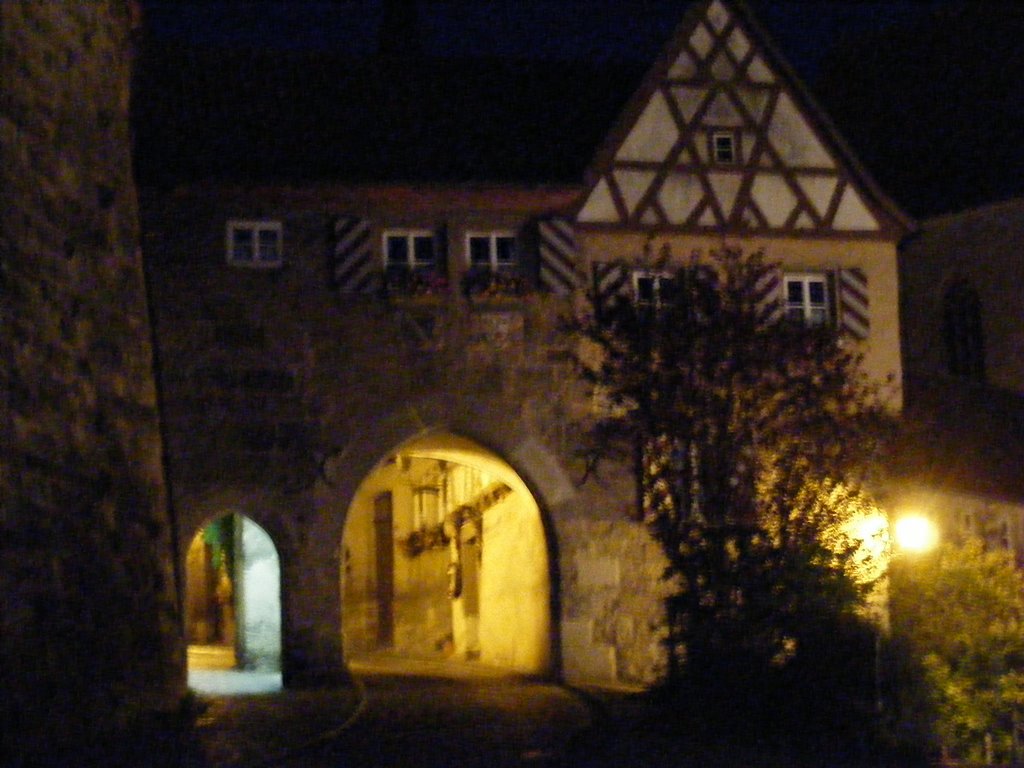 Bamberger Tor bei Nacht by Edgar Bär