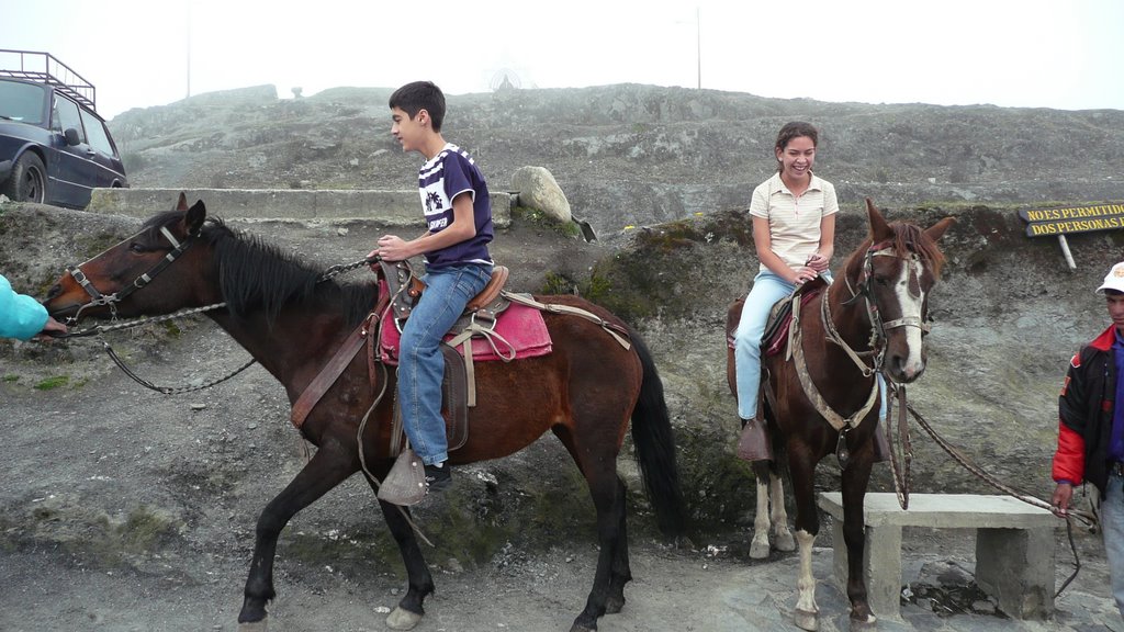 Edwin y turista montando a caballo by Edwin Mora