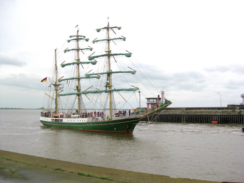 Bremerhaven - "Alexander von Humboldt" beim Einlaufen in die Nordschleuse Mai 2008 by Robert-68