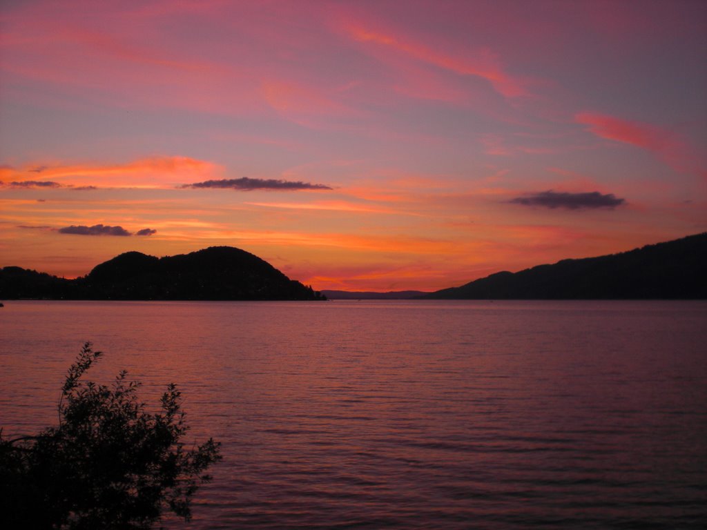 Faulensee sunset in June 2008 by oegele