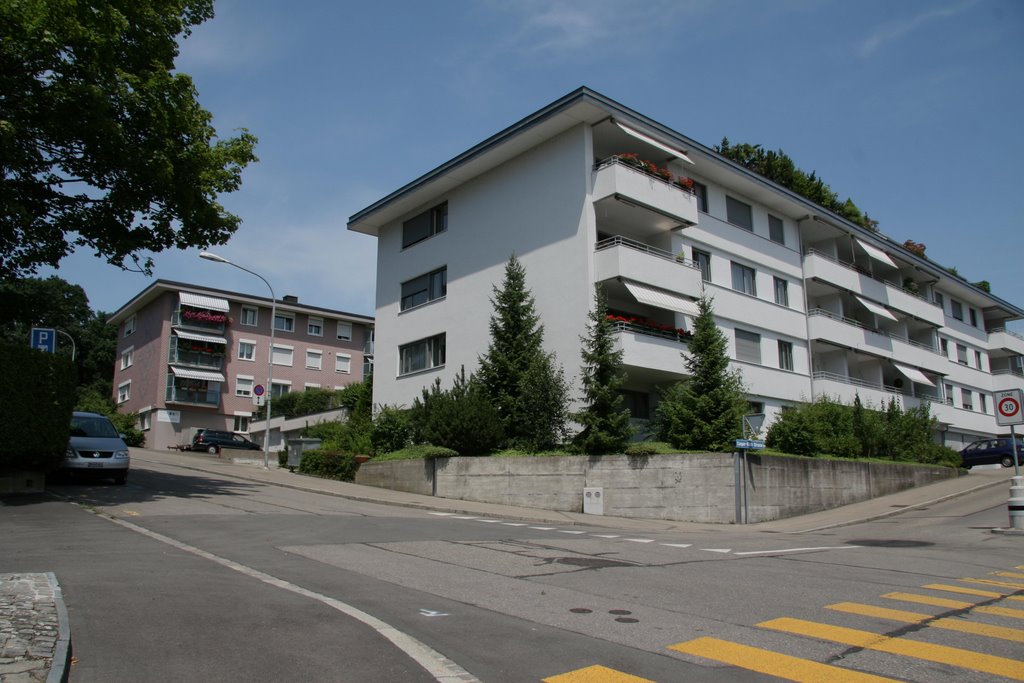 Wohnhaus an der Kreuzung Rümlangstrasse Käshaldenstrasse by vodua