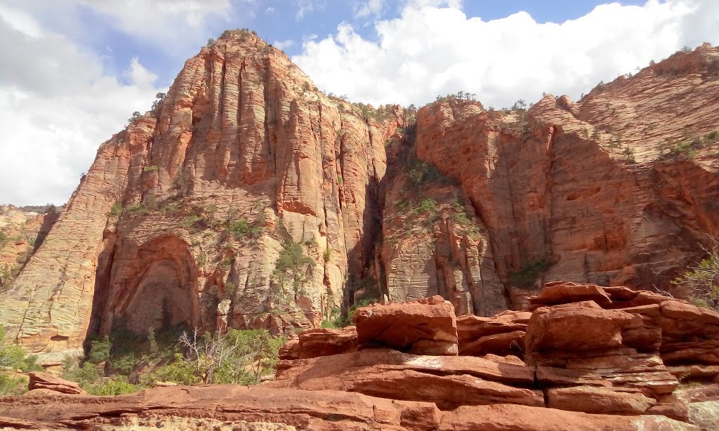 Giant alcove from Canyon Overlook Trail by Aaron Zhu