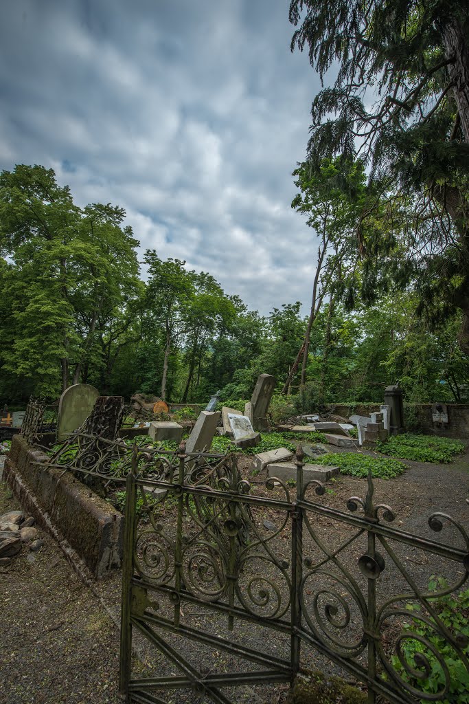 Zerstörter Friedhof by Archiverlen