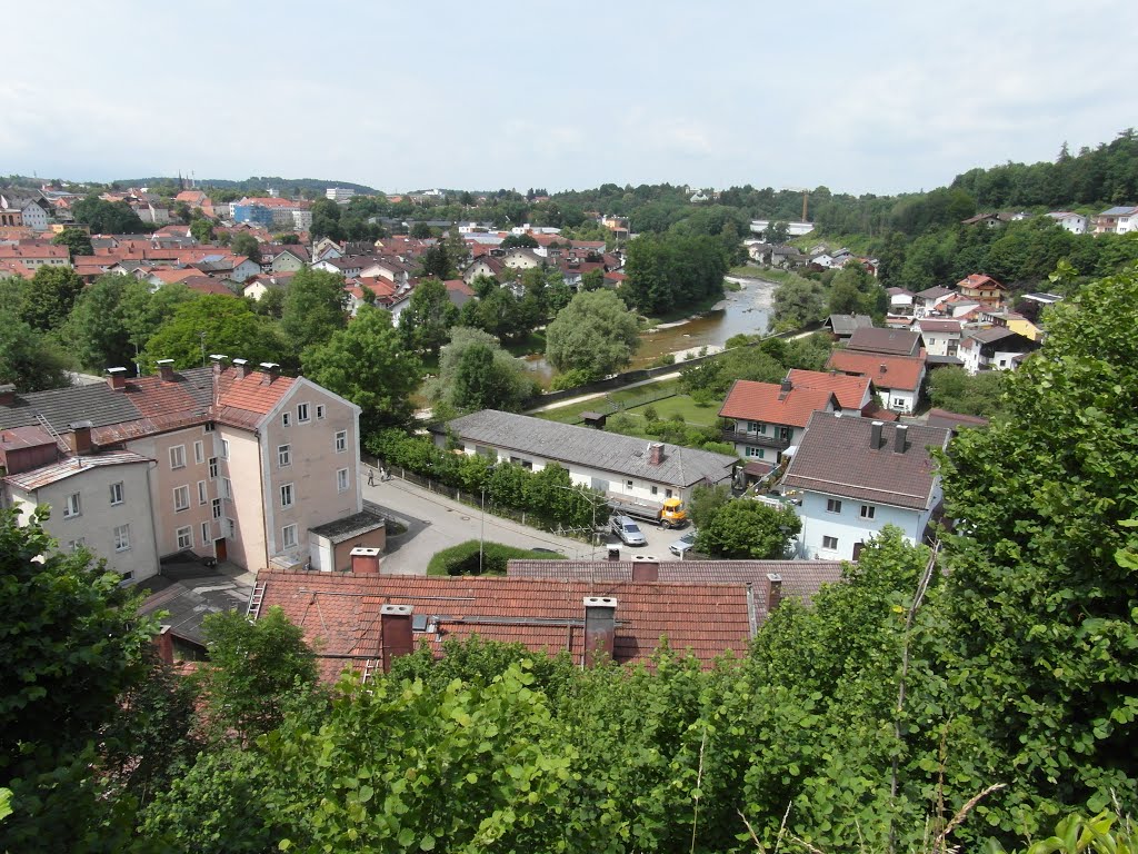 Traunstein, Blick vom Fußweg zum Kriegsgräberfriedhof "Hohes Kreuz" auf die Gasstraße und die Traun; links oben die Baustelle des ehemaligen Kurhauses, rechts oben die Baustelle am Viadukt by gremmei